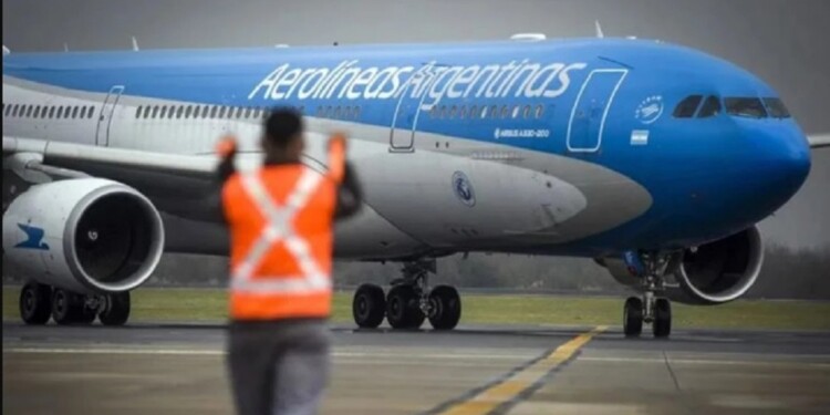 Aerolíneas Argentinas aplicará un recargo en los pasajes por el aumento del precio del combustible