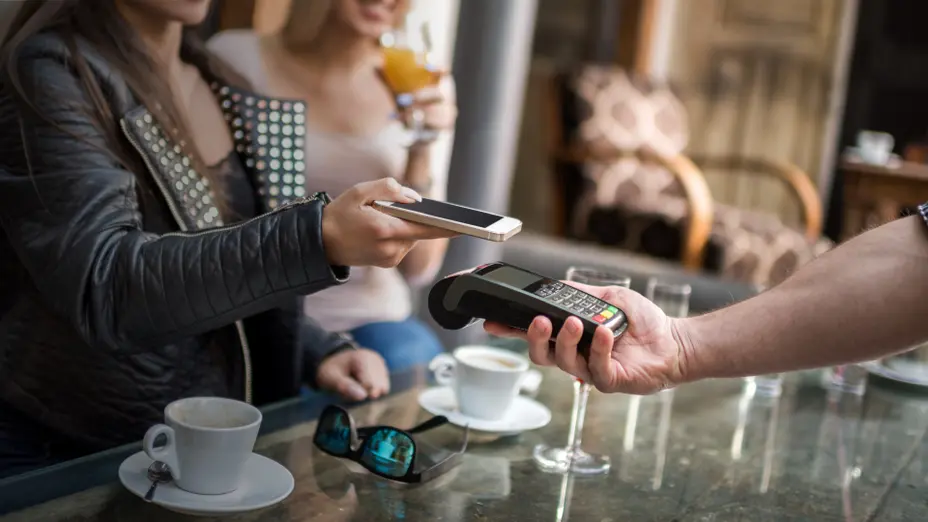 Vacaciones 2026: del QR en la playa a los viajes en cuotas, cómo se pagan los días de descanso