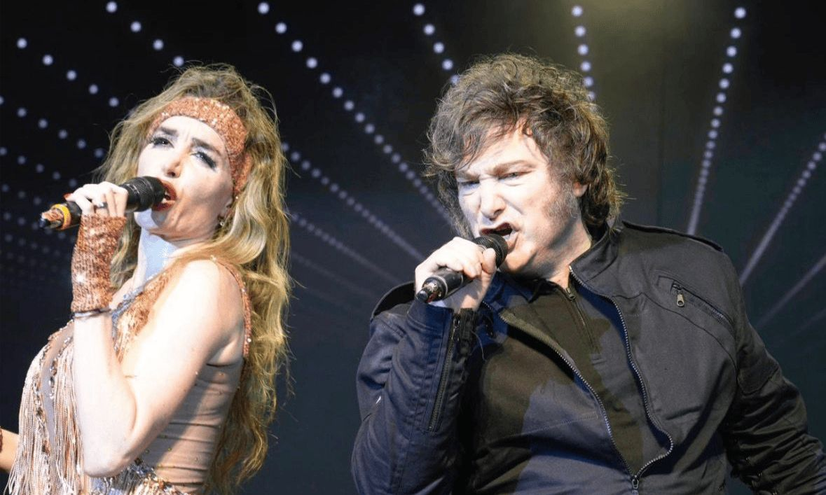Javier Milei sorprendió al público en Mar del Plata y cantó en el escenario junto a Fátima Florez