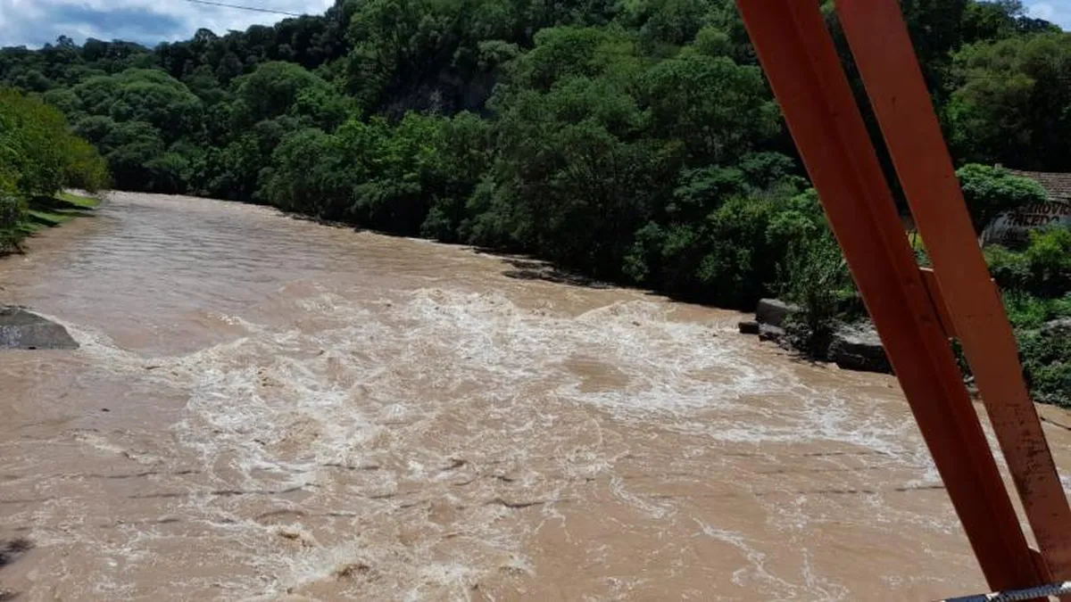Crecida del río Salí: recomiendan mantenerse a 150 metros de la ribera por seguridad
