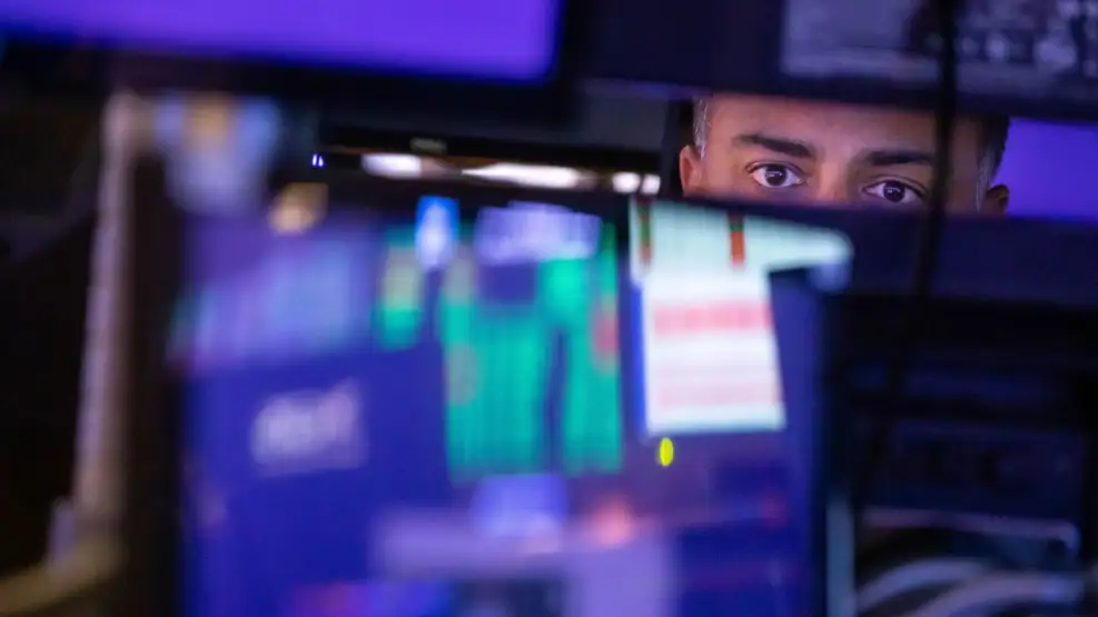 Baja el riesgo país tras la tregua en Medio Oriente y mejora el clima para la deuda argentina