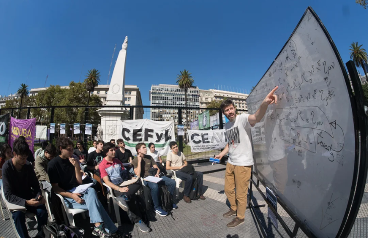 Docentes de la UBA protestaron con clases públicas en Plaza de Mayo