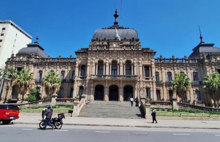 El Gobierno confirmó que este viernes habrá actividad normal para los empleados estatales