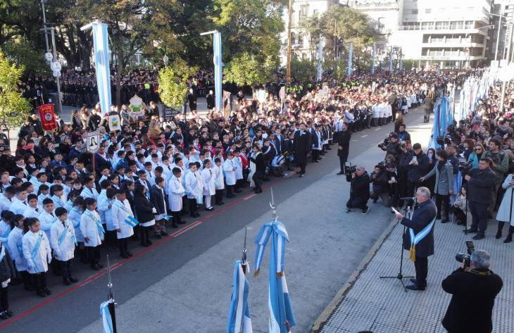 Más de 3.300 estudiantes prometieron lealtad a la Bandera en Plaza Independencia