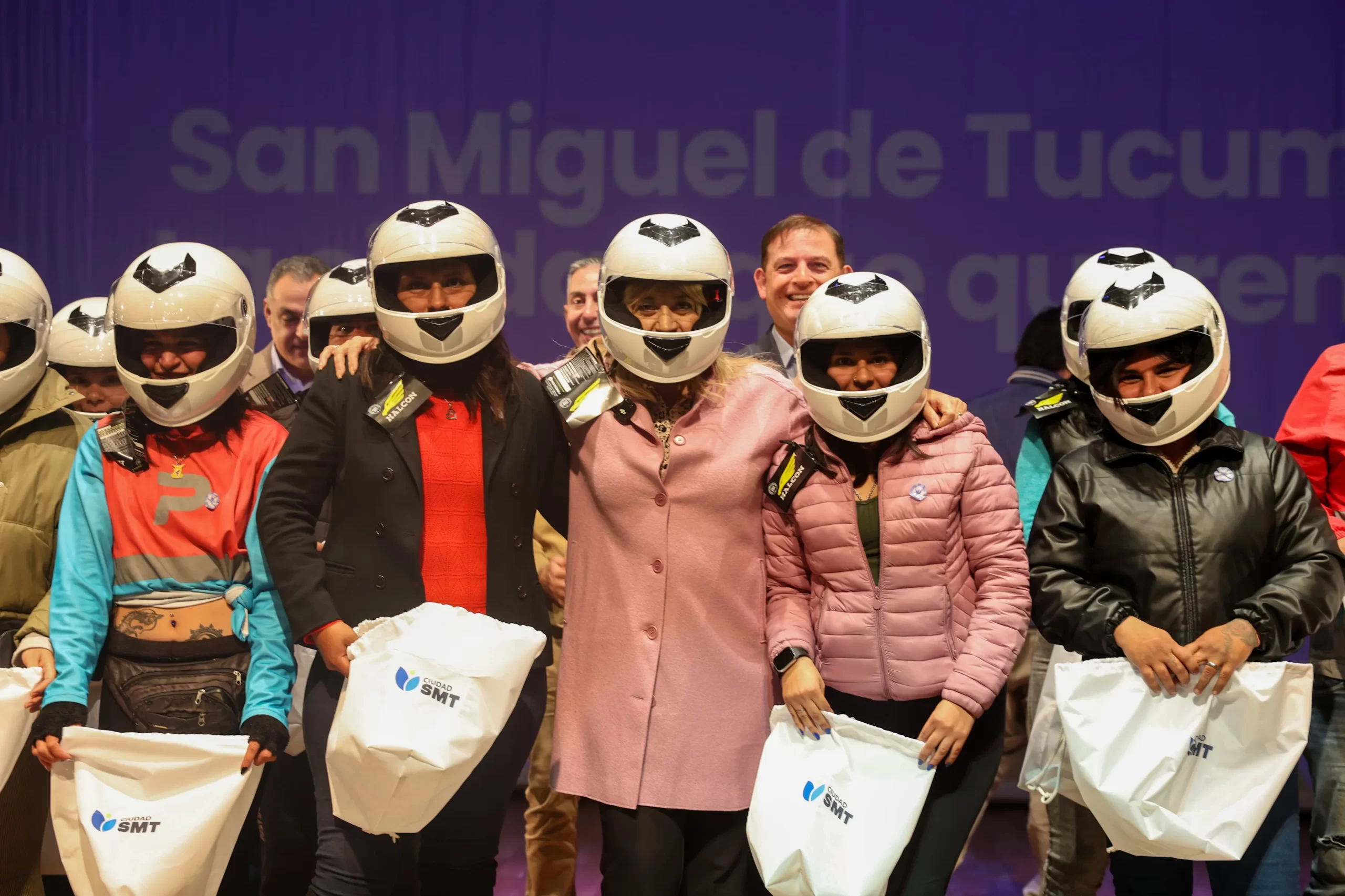Trabajadores de servicios de delivery recibieron nuevos cascos para transitar más seguros por la ciudad