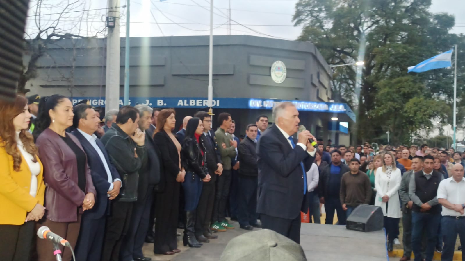 Jaldo inauguró dependencias policiales y entregó equipamiento en Alberdi, donde también anunció una obra vial clave