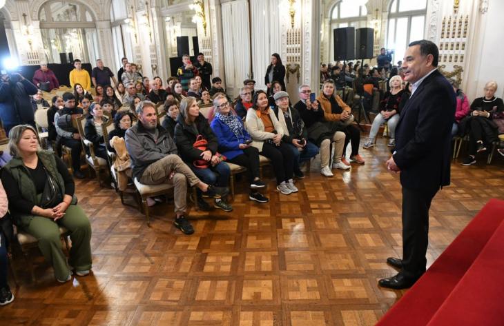 Turistas de distintas provincias conocieron el Salón Blanco de la Casa de Gobierno