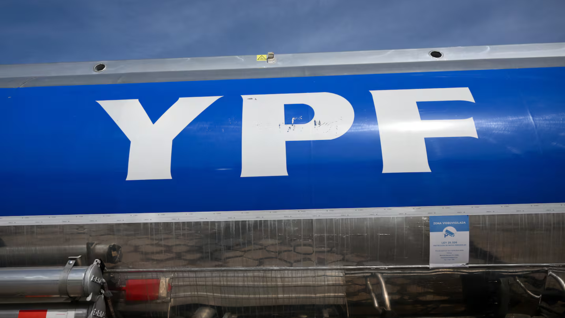 YPF aumenta 2,5% los combustibles y avanza con precios segmentados
