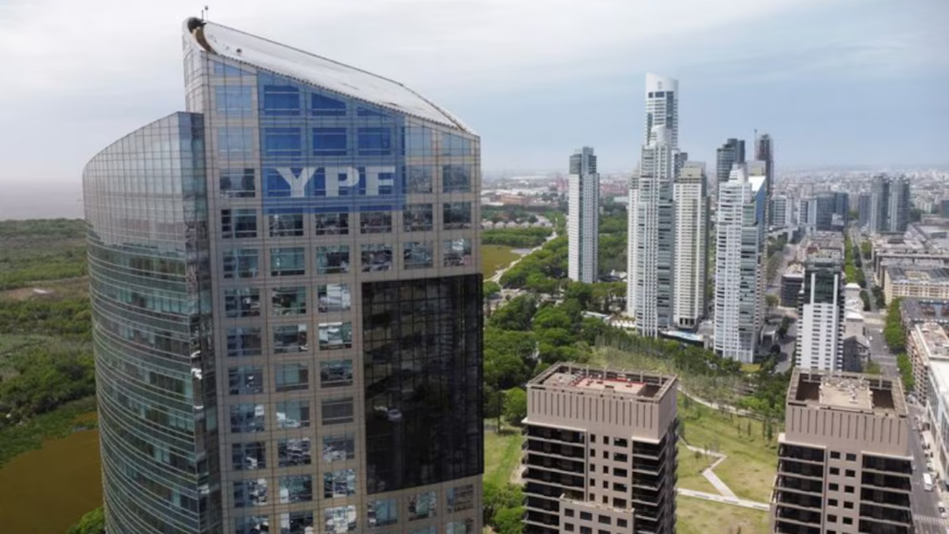 Jueza de Nueva York ordena a Argentina entregar comunicaciones internas en juicio por YPF