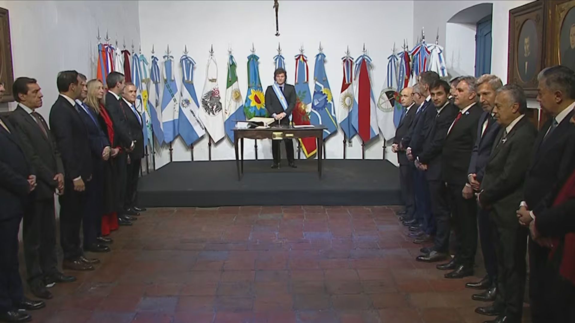 Milei suspendió su viaje a Tucumán por la niebla, pero el pueblo celebró igual con fervor patriótico