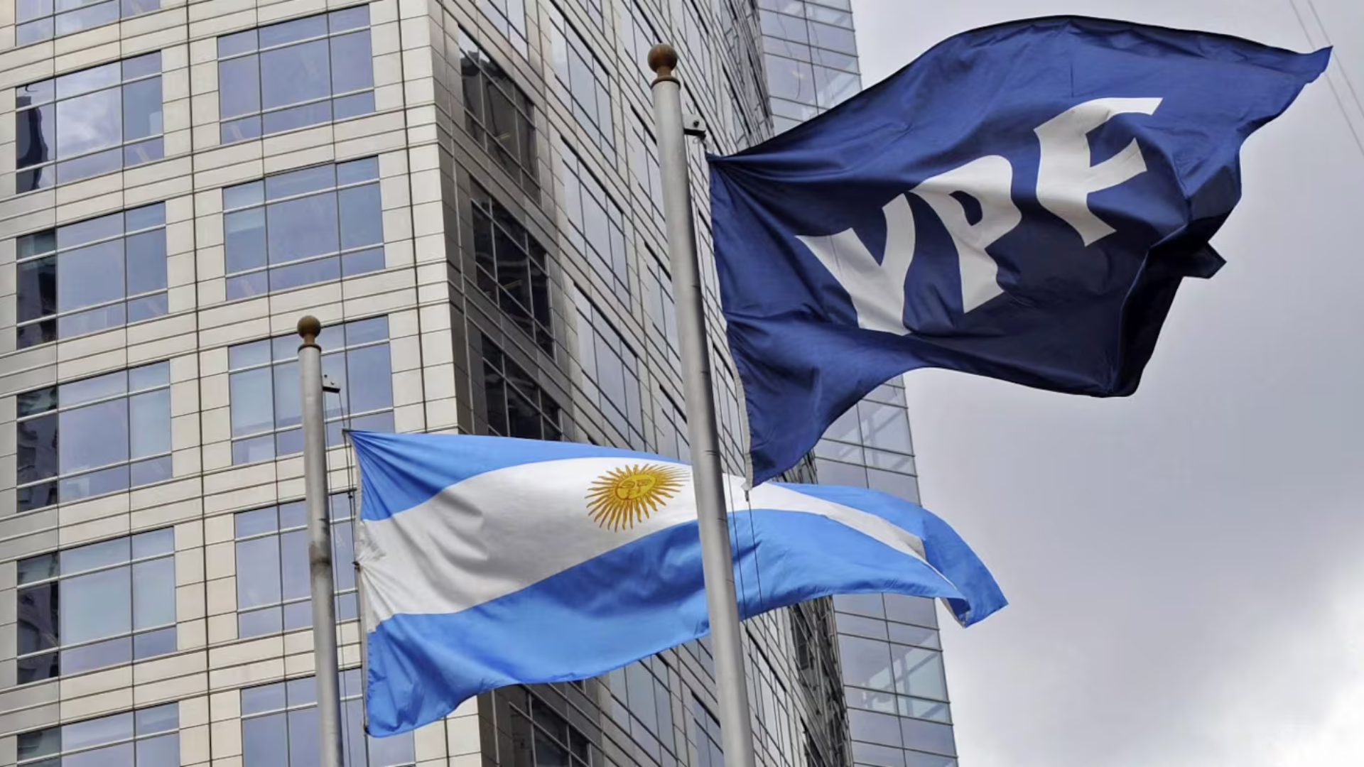 YPF: el Gobierno pidió frenar la entrega de acciones y advirtió sobre el impacto legal y económico del fallo