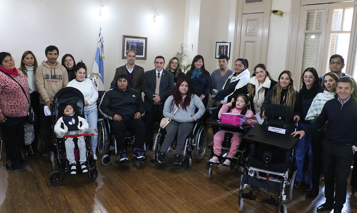 El Ministerio de Salud entregó sillas posturales a beneficiarios del programa Incluir Salud