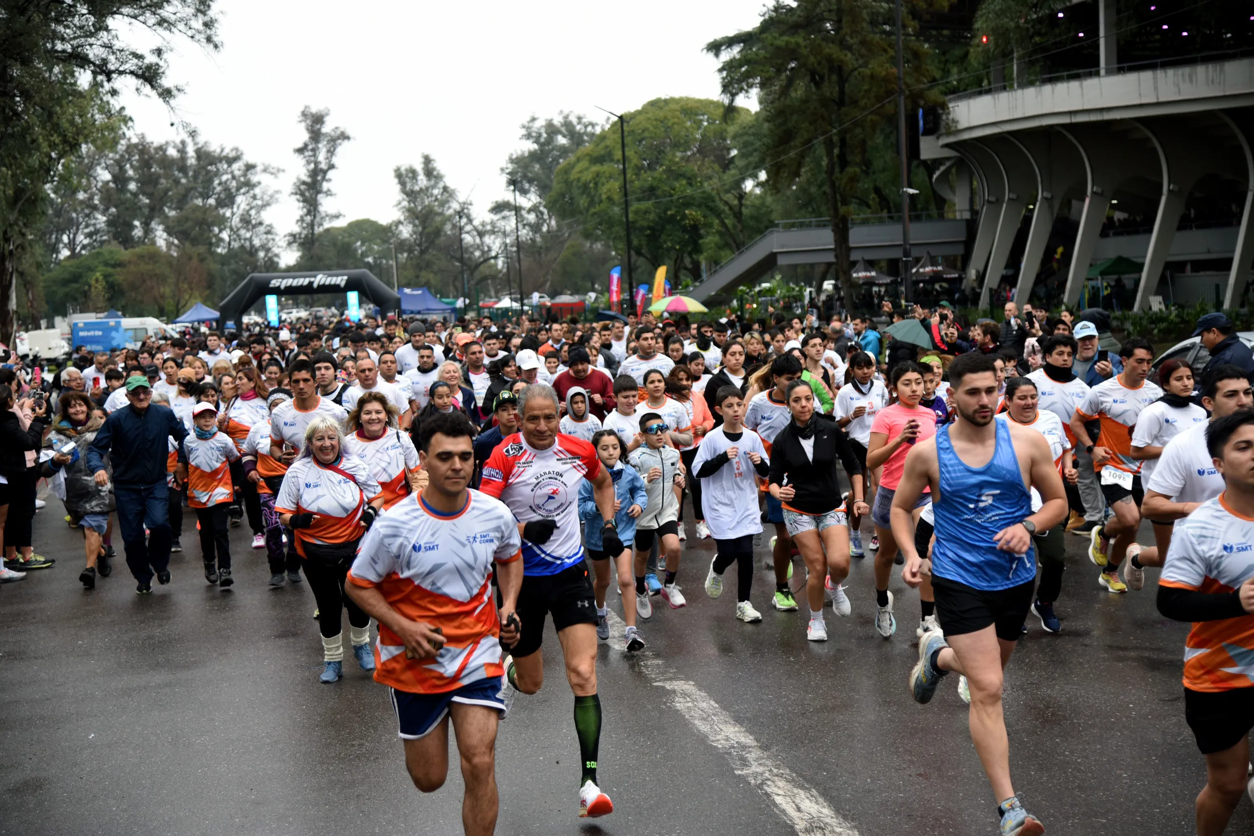 Más de 3.500 corredores le pusieron ritmo y color a la primera edición del “SMT Corre”