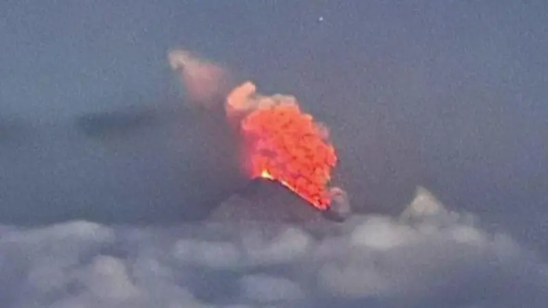Volcán Klyuchevskoy entra en erupción luego del fuerte sismo en Kamchatka