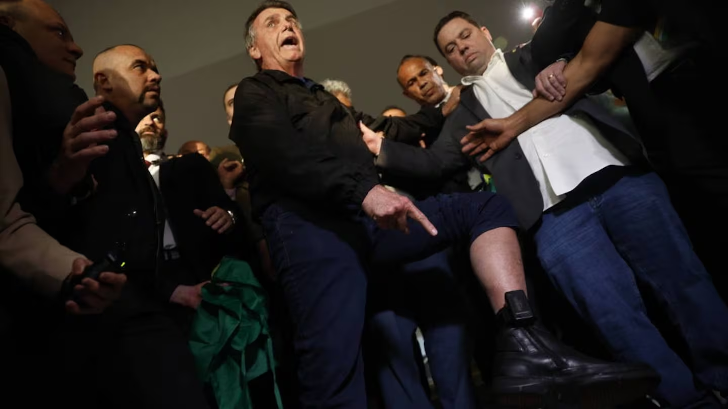 Bolsonaro exhibió su tobillera electrónica y calificó la medida como una “máxima humillación”