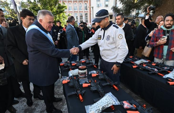 Jaldo entregó equipamiento y armamento por 3.044 millones de pesos