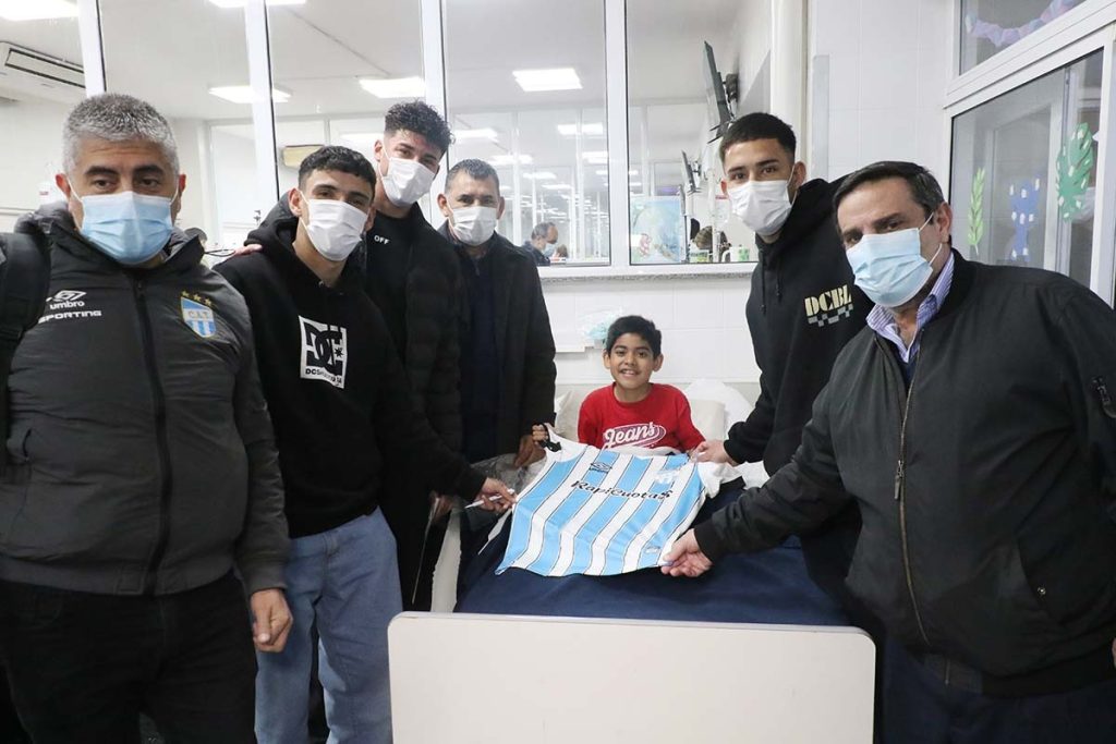 El ministro participó junto a directivos y futbolistas de Atlético Tucumán en la entrega de juguetes a niños hospitalizados