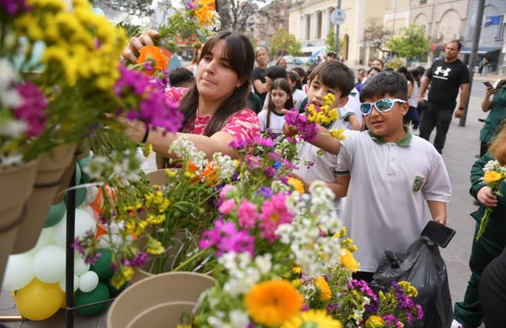 El Ente Tucumán Turismo celebró la llegada de la primavera con La Florería de WaykiEl Ente Tucumán Turismo desarrolló un Ecocanje en Plaza Independencia