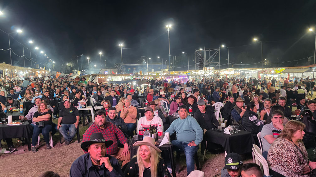 La Fiesta Nacional de la Empanada vivió un inicio multitudinario y continúa este domingo en Famaillá