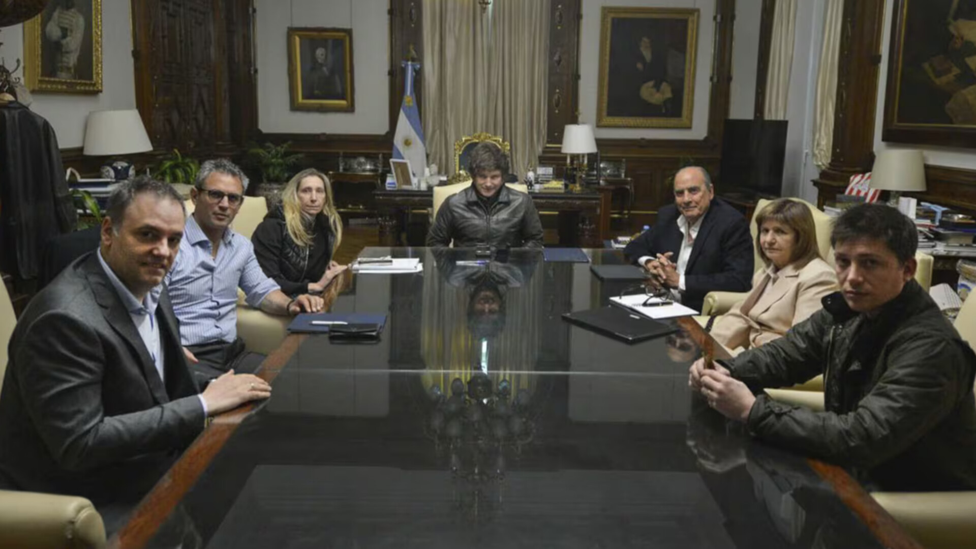Milei organiza su mesa política y asegura que “La Libertad Avanza o la Argentina retrocede”