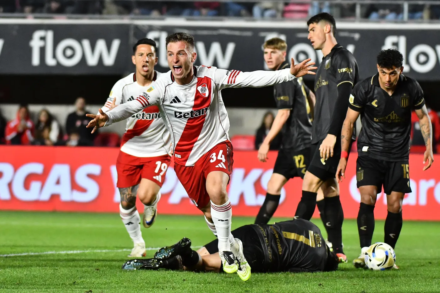 River derrotó a Estudiantes en La Plata y trepó a la cima de la Zona B