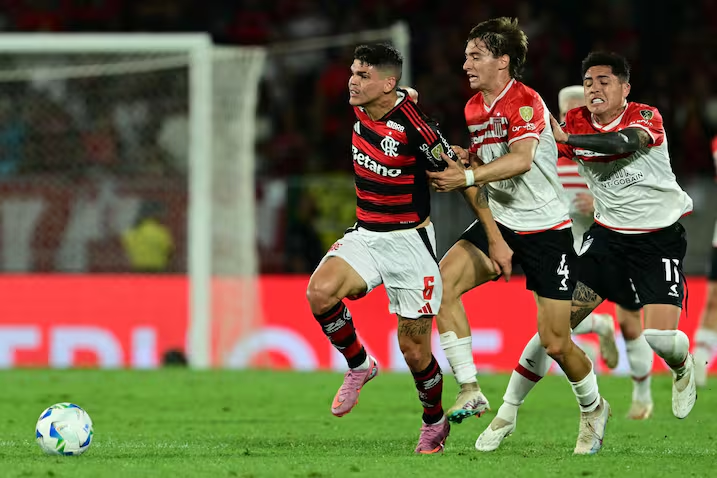 Estudiantes cayó 2-1 ante Flamengo pero mantiene la esperanza en la Libertadores