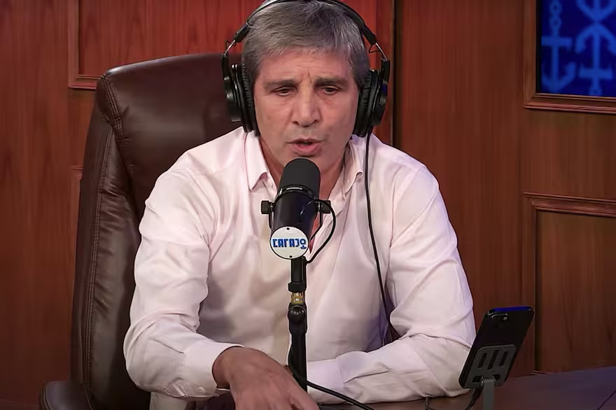 Caputo confirma que el Banco Central continuará vendiendo dólares para contener la cotización