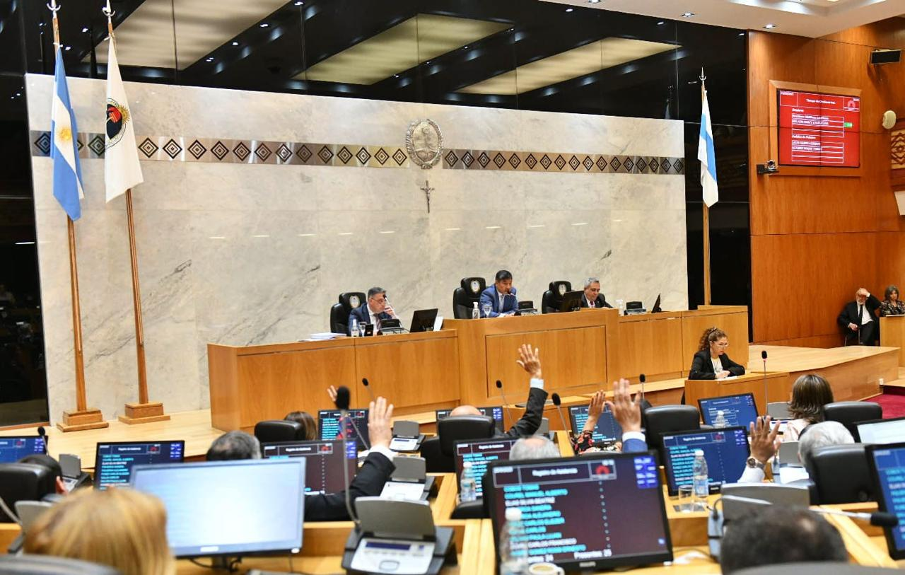 La Legislatura aprobó la licencia de Osvaldo Jaldo y Acevedo quedará al frente del Ejecutivo