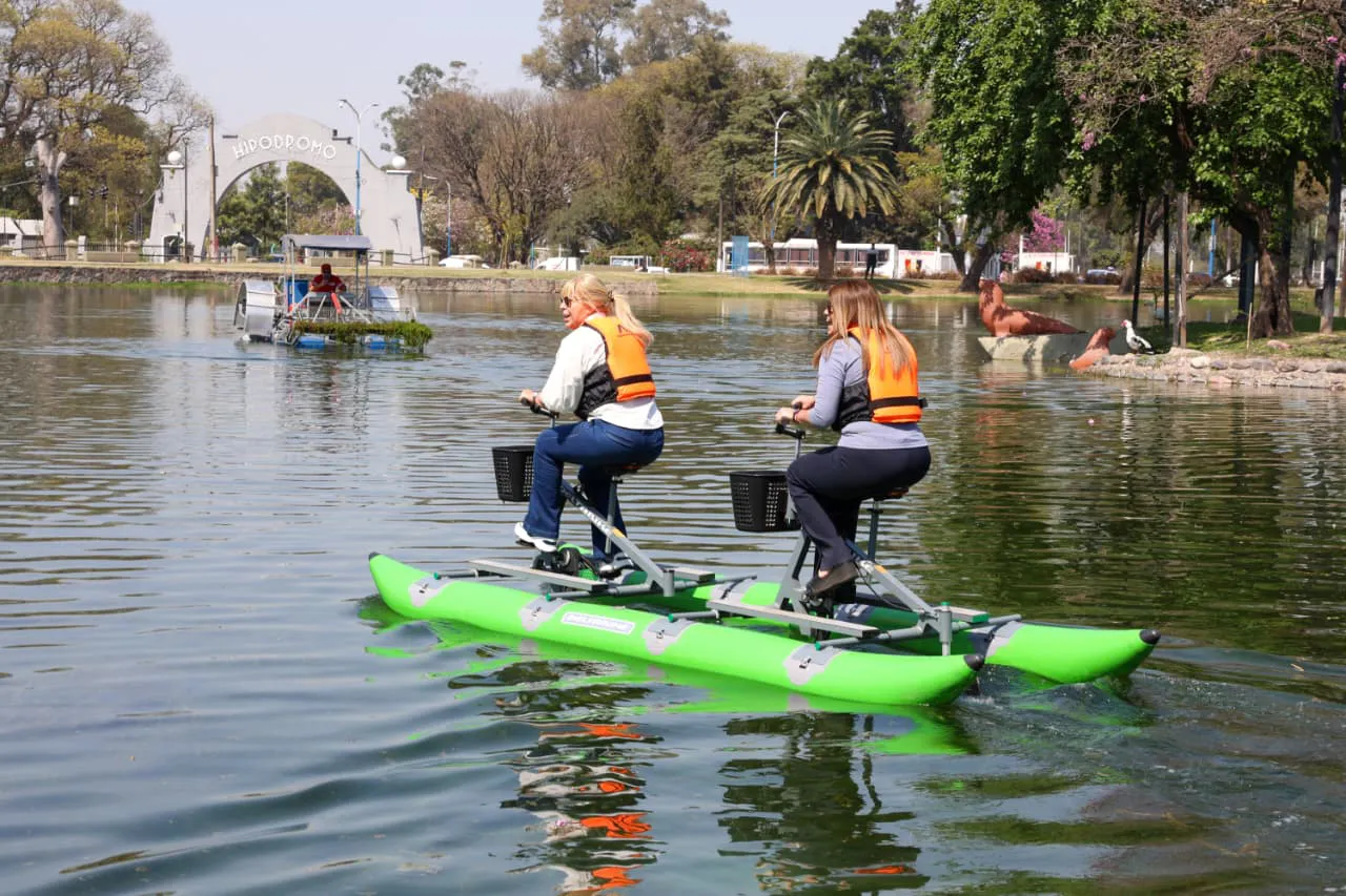 San Miguel de Tucumán amplía su oferta recreativa con bicicletas acuáticas en el Lago San Miguel