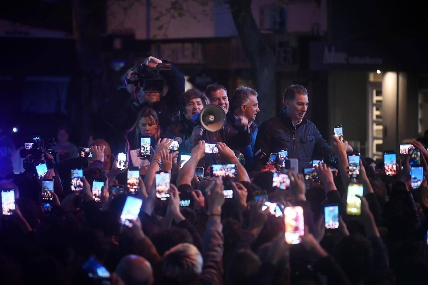 El Gobierno evalúa reimprimir afiches para las mesas de votación tras el revés por las boletas con Espert