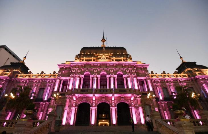 La Casa de Gobierno se ilumina de rosa por la lucha contra el cáncer de mama