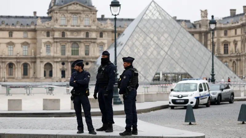 Robo de joyas en el Louvre: cierran el museo por 24 horas