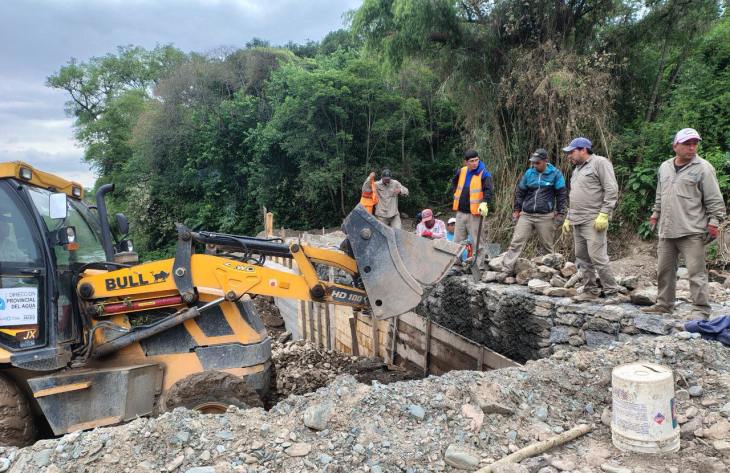 Avanzan las obras de defensa para proteger la toma de agua en el Río Muerto
