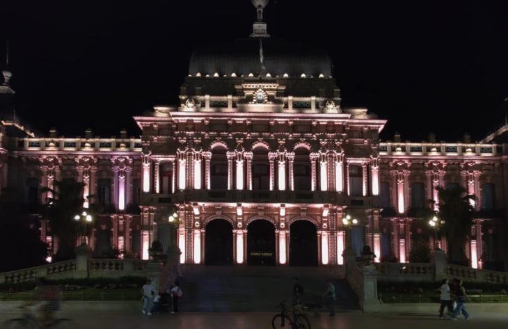 Iluminaron la Casa de Gobierno en homenaje a las víctimas de siniestros viales
