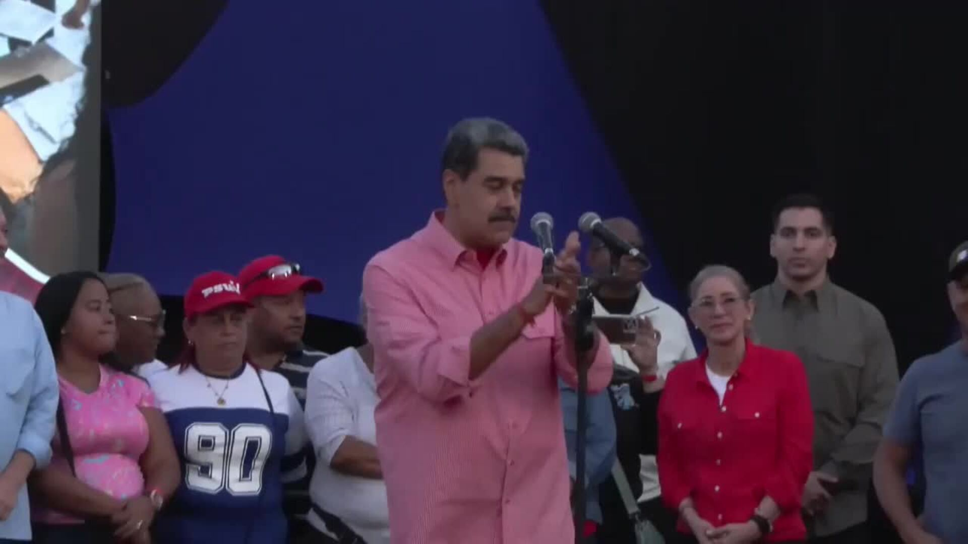 Maduro cantó “Imagine” en medio del despliegue del portaaviones más grande del mundo en el Caribe
