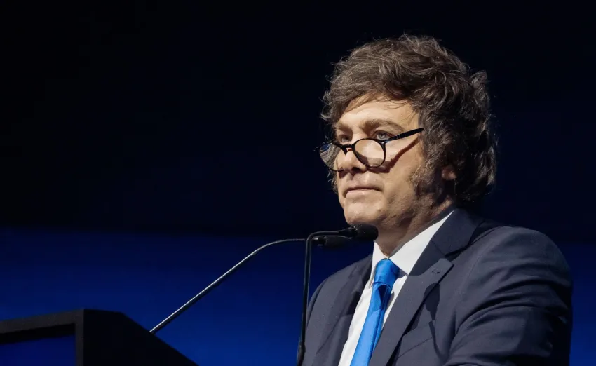 Milei planea visitar Reino Unido en 2026 y busca negociar el levantamiento del veto británico a armas