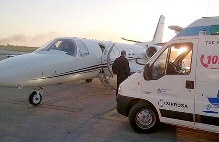 Realizan una aeroevacuación para el traslado de dos pacientes a Buenos Aires