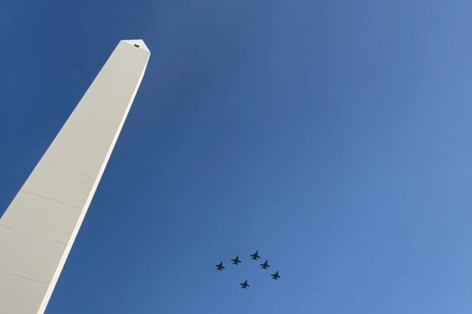 Los F-16 sorprendieron con un vuelo rasante sobre Buenos Aires antes de su presentación oficial