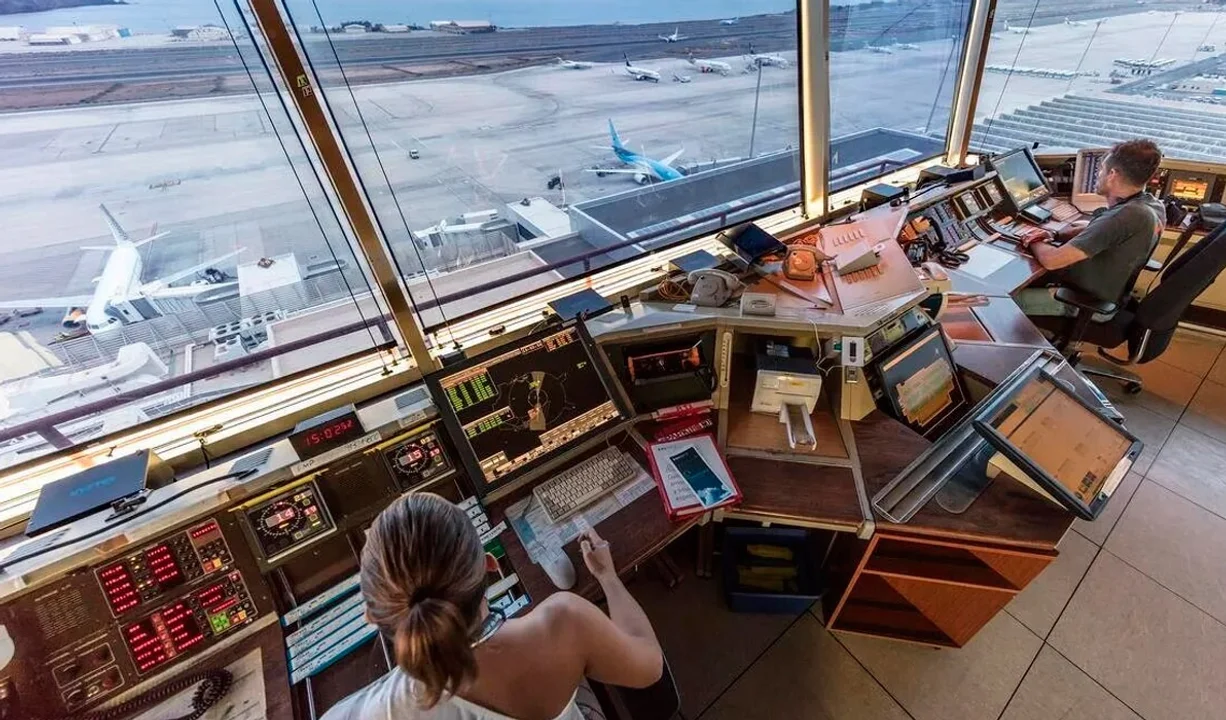 Controladores aéreos ratifican paros y habrá restricciones en vuelos durante diciembre