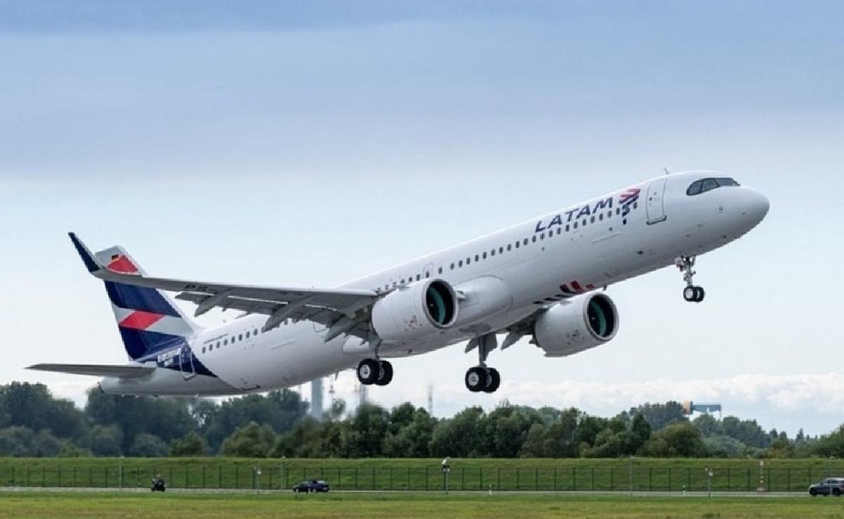 El Gobierno habilitó a Latam para operar vuelos de cabotaje y reforzar su marco operativo en el país