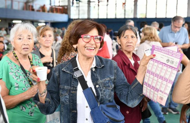 Inicia la entrega de boletos gratuitos para jubilados en la capital