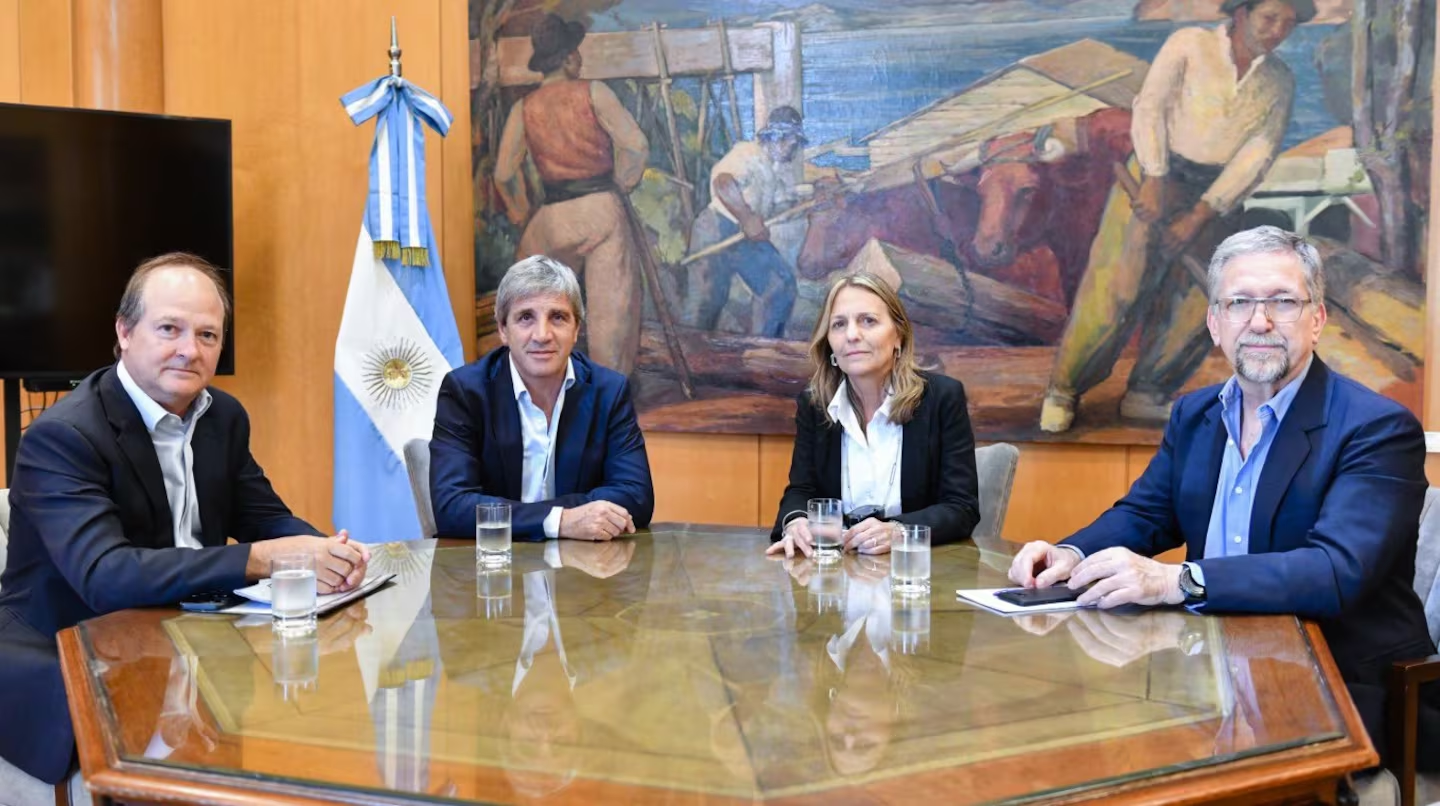 El Gobierno prorroga la emergencia energética y permite que privados importen GNL