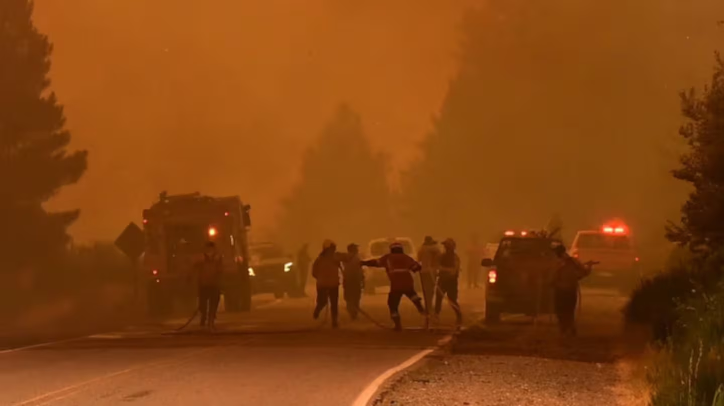Incendios en Chubut: el operativo conjunto logró extinguir 22 focos y continúan las tareas en la cordillera