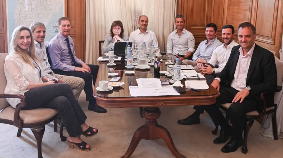 El Gobierno reunió a su mesa política para definir la estrategia legislativa y avanzar en reformas clave