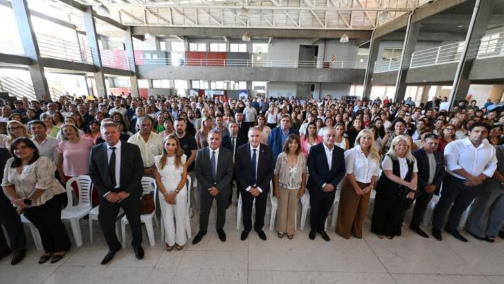 Jaldo entregó equipamiento educativo por 2.000 millones de pesos a escuelas de Tucumán
