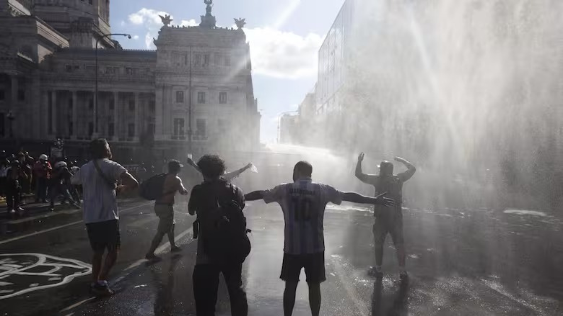 Tensión y detenidos en las inmediaciones del Congreso durante la protesta contra la reforma laboral