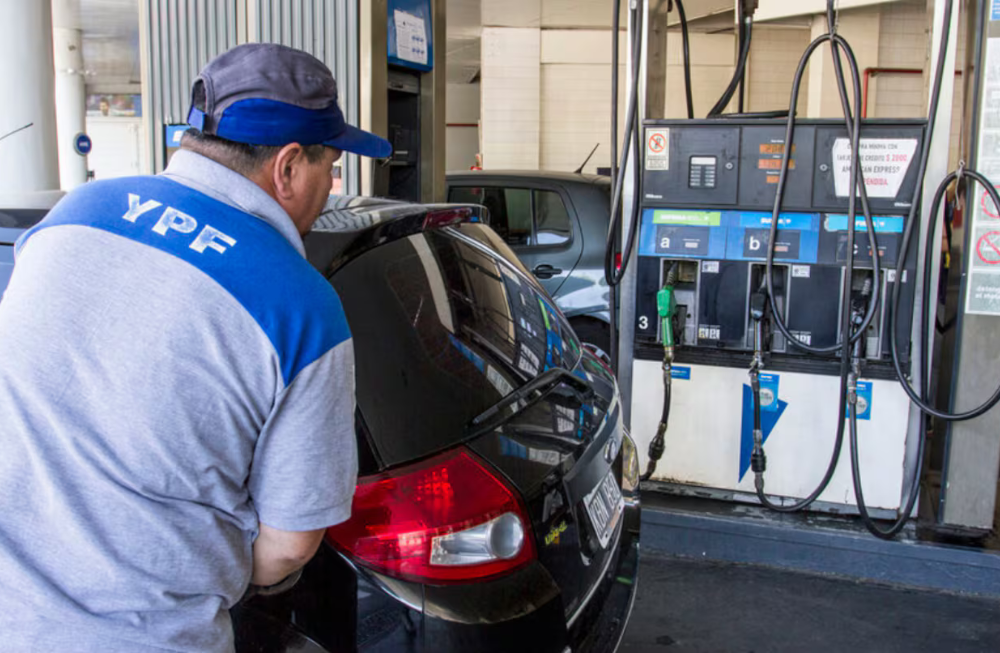 El Gobierno aplicará una suba parcial en los impuestos a los combustibles desde marzo