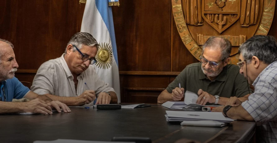 Pagani firmó contratos para seis nuevas obras en facultades, escuelas y el Rectorado