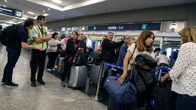 Paro de controladores aéreos generará demoras y cambios de vuelos en todo el país