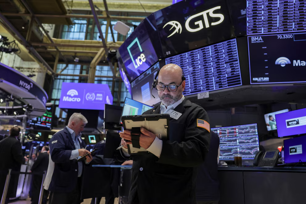 Riesgo país baja y bonos argentinos suben en Wall Street